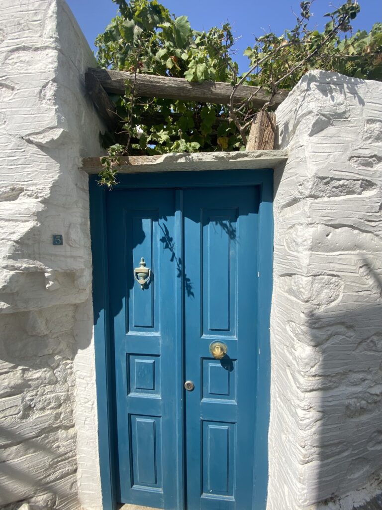 Village typique ano Syros, porte bleu et blanche